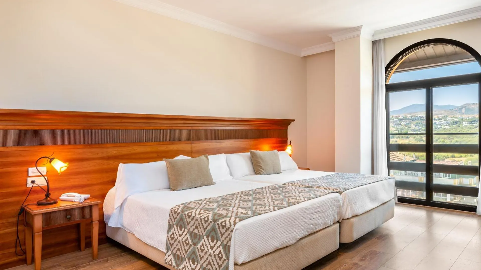 Globales Paraiso Beach Estepona Hotel